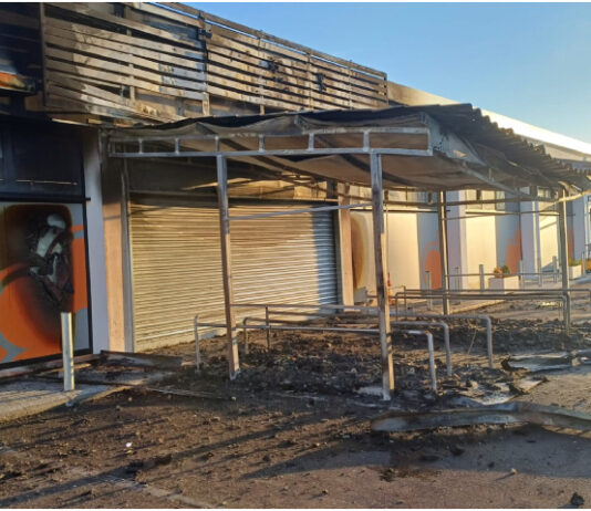 Incendio doloso al Conad di Veglie. Interviene la sindaca: «Nessuna tolleranza, le istituzioni non arretreranno»